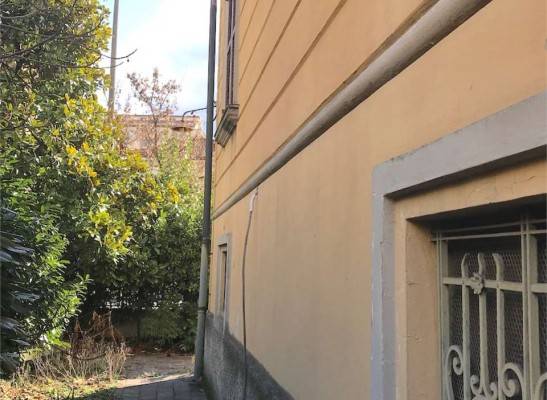 casa indipendente in vendita a Reggio nell'Emilia in zona Città Storica