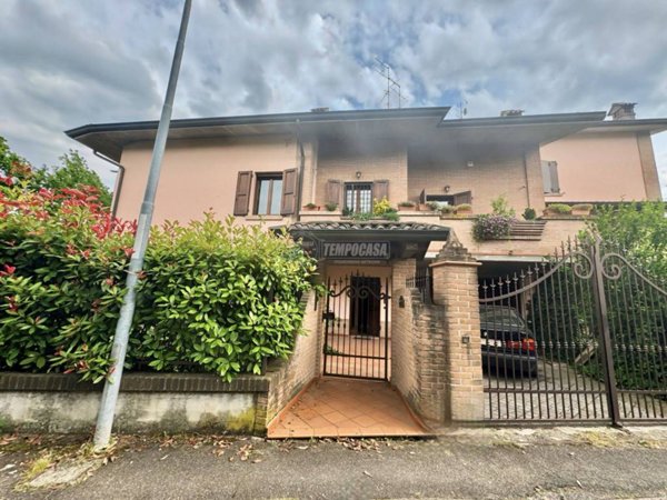 casa indipendente in vendita a Reggio nell'Emilia in zona Rivalta