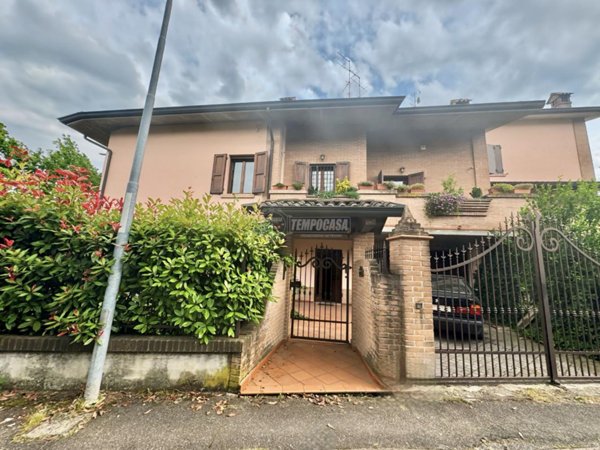 casa indipendente in vendita a Reggio nell'Emilia in zona Rivalta