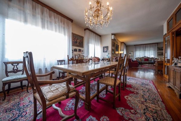 casa indipendente in vendita a Reggio nell'Emilia in zona Città Storica