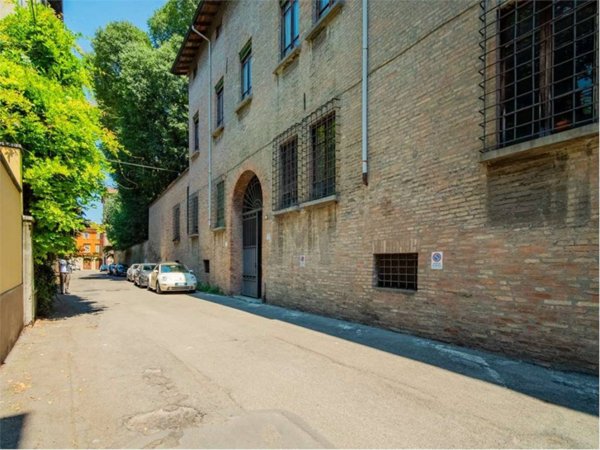 intera palazzina in vendita a Reggio nell'Emilia in zona Città Storica