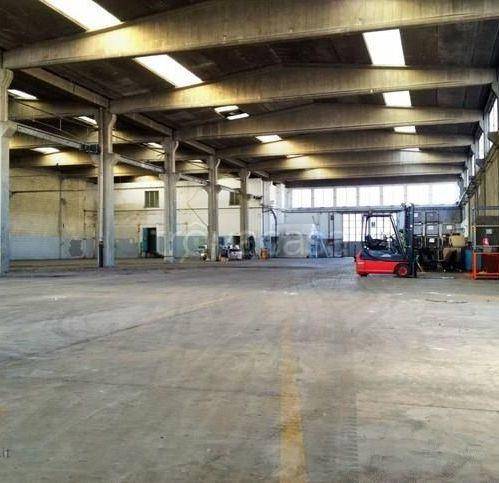locale commerciale in vendita a Reggio nell'Emilia in zona Roncocesi
