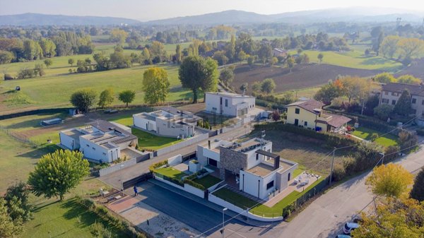 casa indipendente in vendita a Reggio nell'Emilia in zona Fogliano