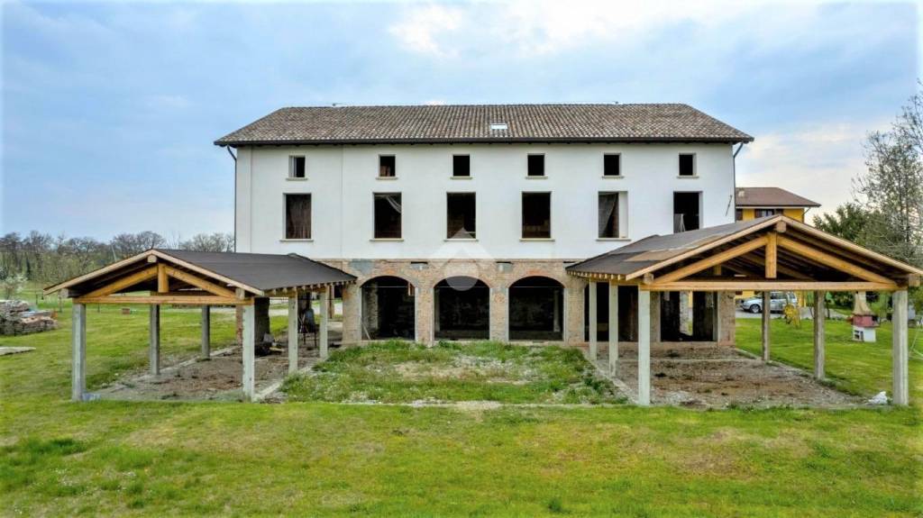 casa indipendente in vendita a Reggio nell'Emilia in zona Coviolo