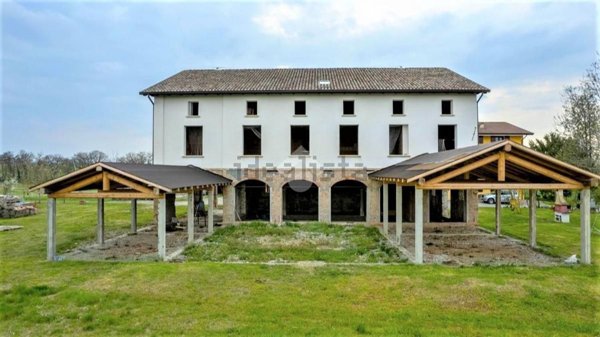 casale in vendita a Reggio nell'Emilia in zona Coviolo