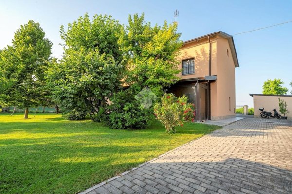 casa indipendente in vendita a Reggio nell'Emilia