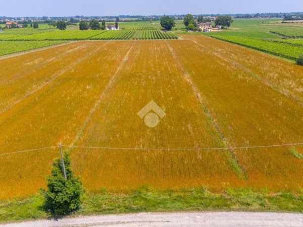 terreno edificabile in vendita a Reggio nell'Emilia