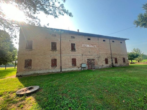 casa indipendente in vendita a Reggio nell'Emilia in zona Stranieri / Bazzarola