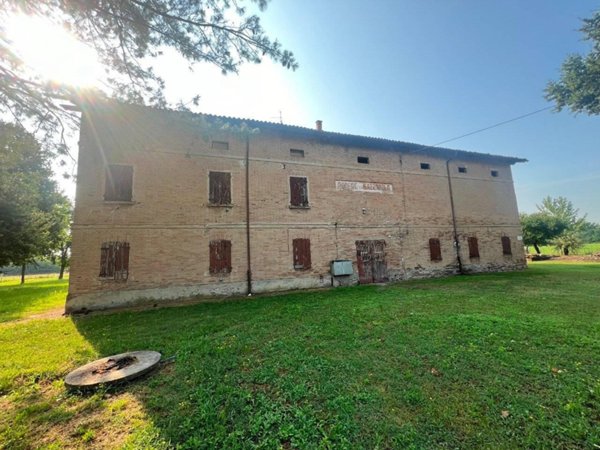 casa indipendente in vendita a Reggio nell'Emilia in zona Città Storica