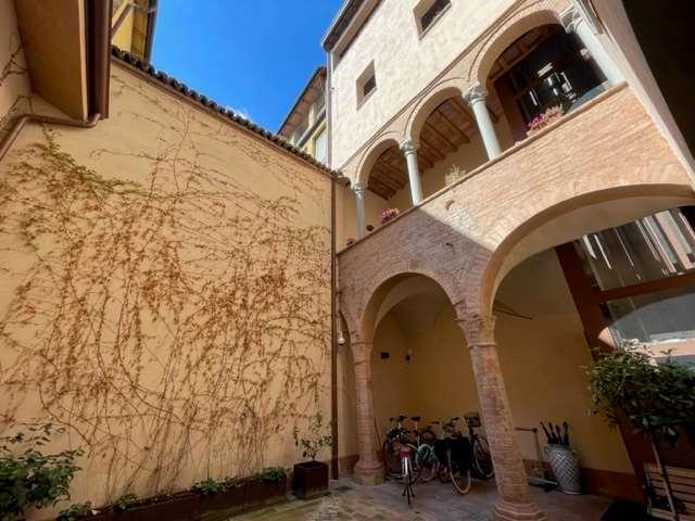 casa indipendente in vendita a Reggio nell'Emilia in zona Città Storica