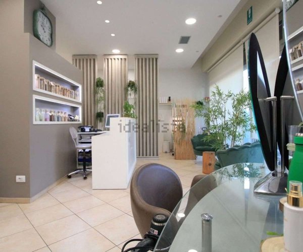 locale commerciale in vendita a Reggio nell'Emilia