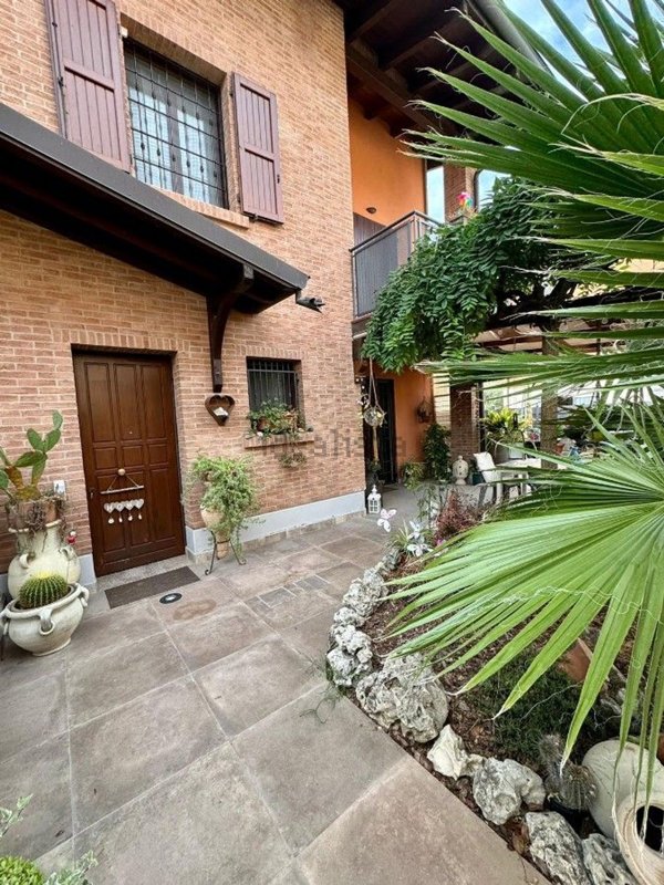 casa indipendente in vendita a Reggio nell'Emilia in zona Corticella