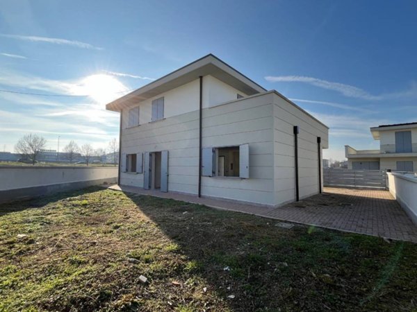 casa indipendente in vendita a Reggio nell'Emilia