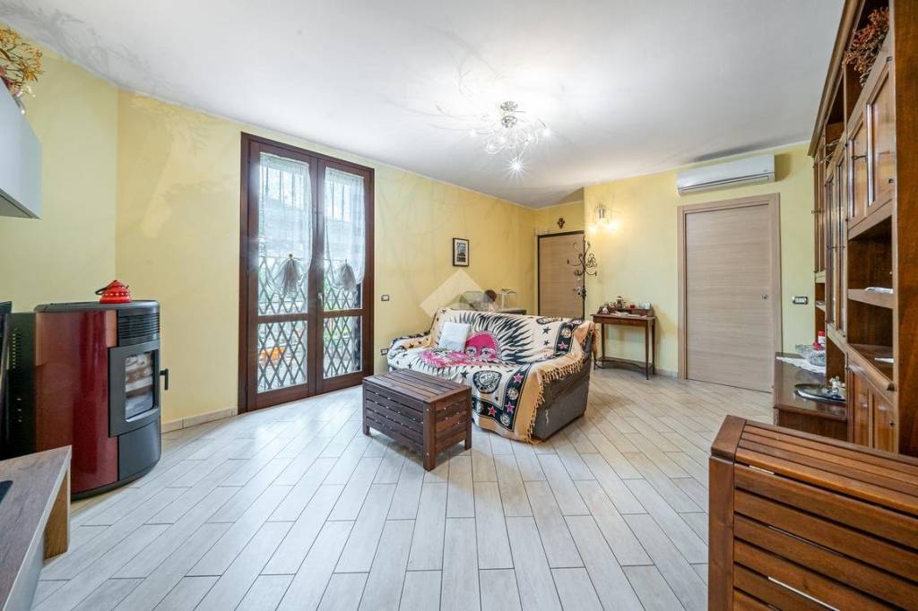 casa indipendente in vendita a Reggio nell'Emilia in zona Cella