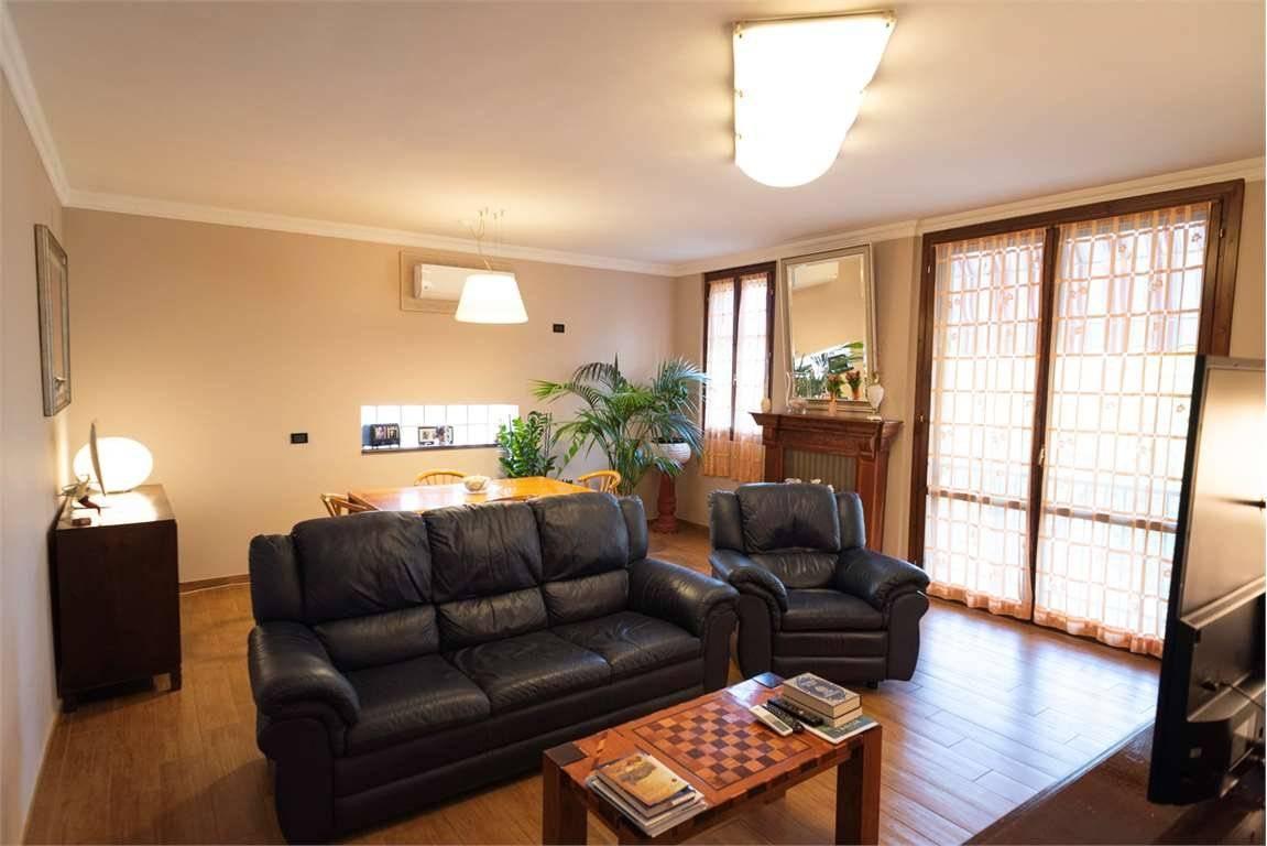 casa indipendente in vendita a Reggio nell'Emilia in zona Premuda