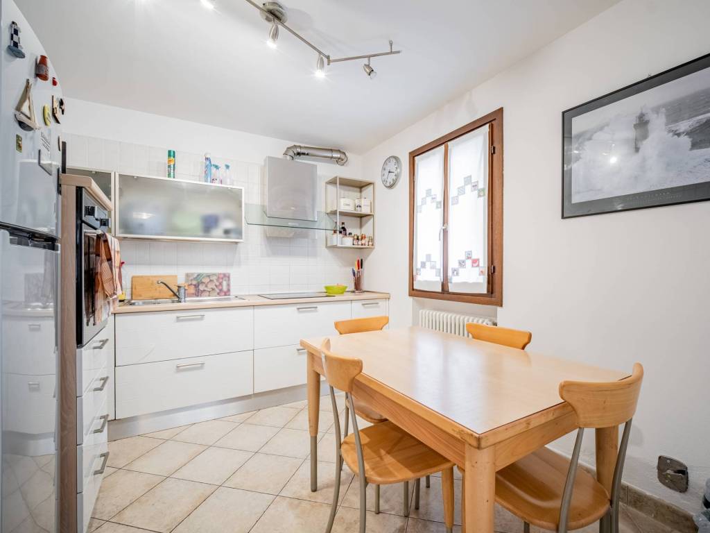 casa indipendente in vendita a Reggio nell'Emilia in zona Codemondo