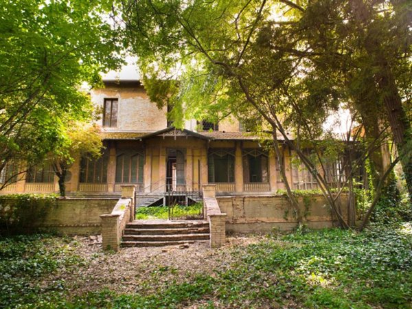intera palazzina in vendita a Reggio nell'Emilia in zona Città Storica