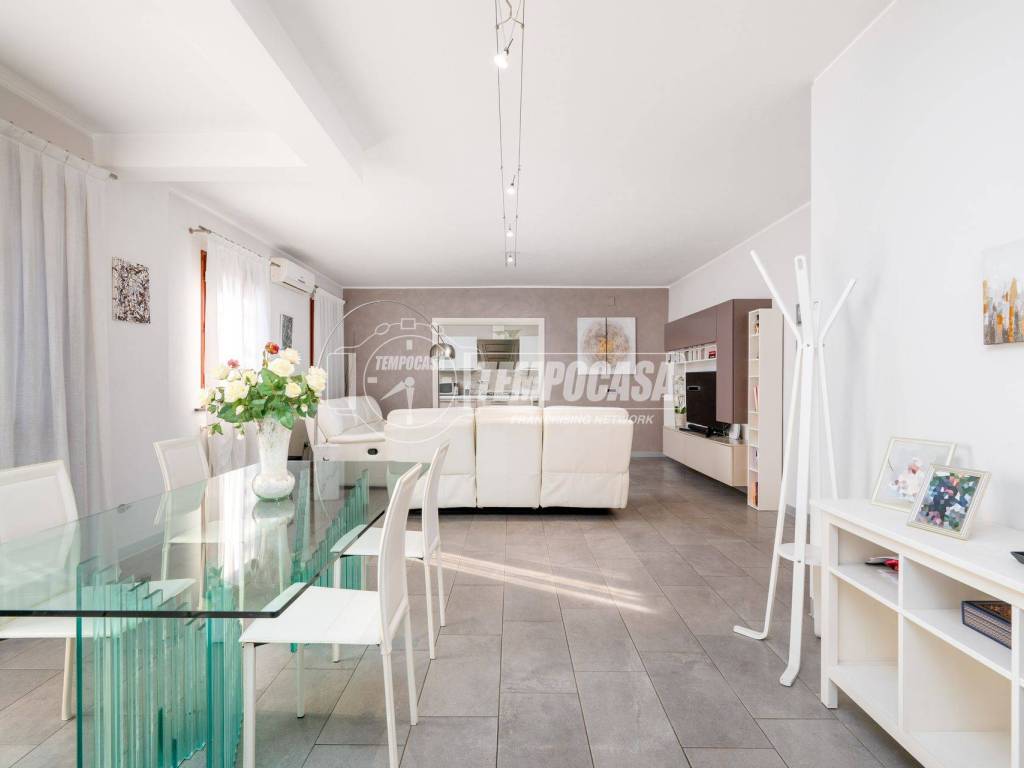 casa indipendente in vendita a Reggio nell'Emilia in zona Rivalta