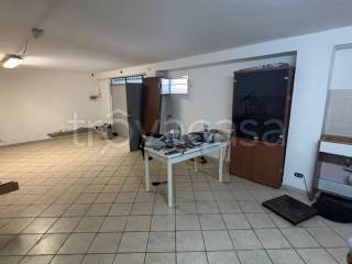 locale commerciale in vendita a Reggio nell'Emilia in zona Santa Croce