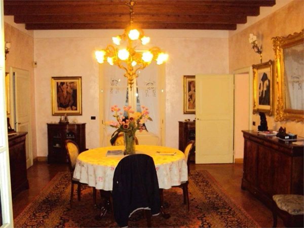 casa indipendente in vendita a Reggio nell'Emilia in zona Città Storica