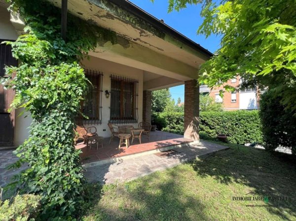 casa indipendente in vendita a Reggio nell'Emilia in zona Città Storica