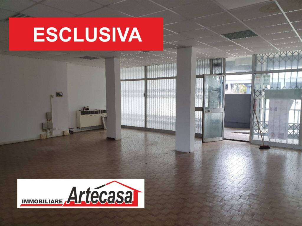 negozio in vendita a Reggio nell'Emilia in zona Ospizio