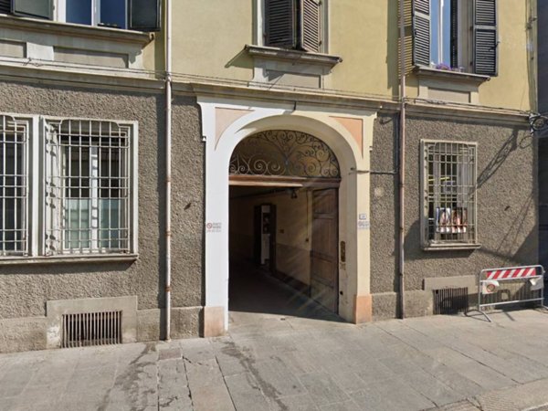 negozio in vendita a Reggio nell'Emilia in zona Città Storica