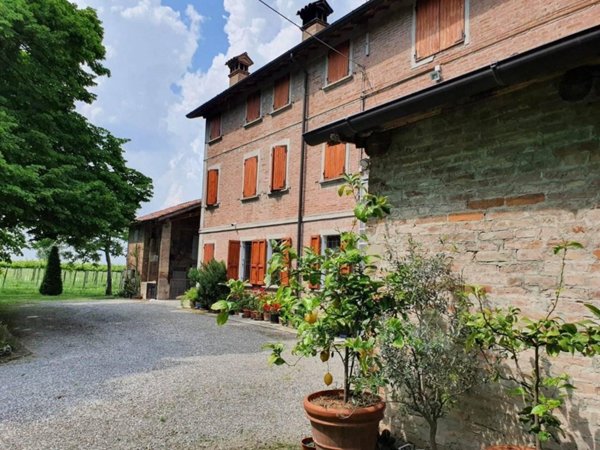 casa indipendente in vendita a Reggio nell'Emilia in zona Castellazzo