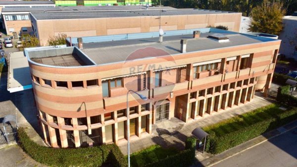 locale di sgombero in vendita a Reggio nell'Emilia in zona Pieve Modolena