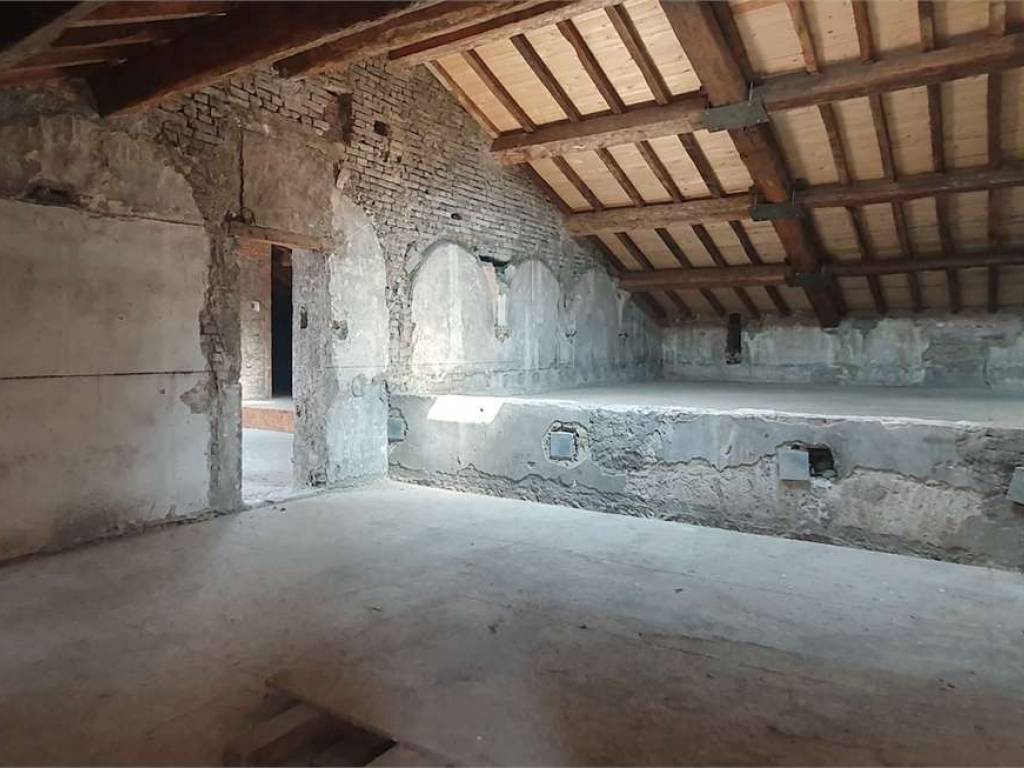 intera palazzina in vendita a Reggio nell'Emilia in zona Città Storica