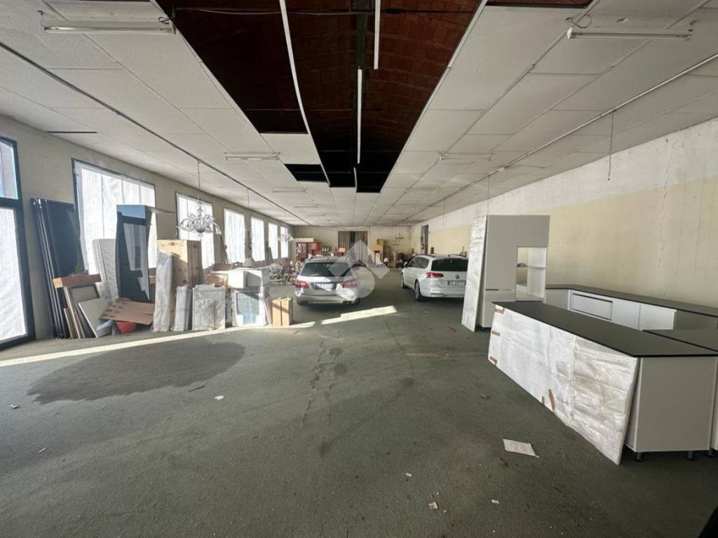 locale commerciale in vendita a Reggio nell'Emilia in zona Mancasale