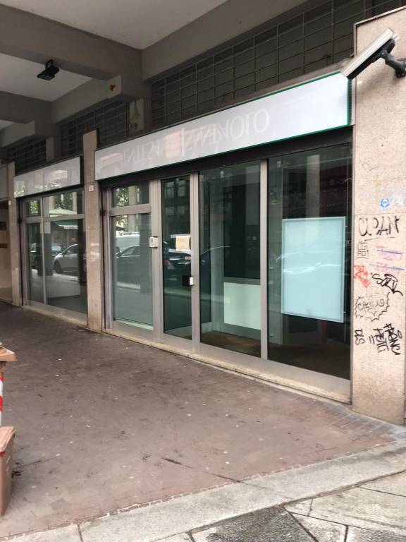 negozio in vendita a Reggio nell'Emilia in zona Città Storica