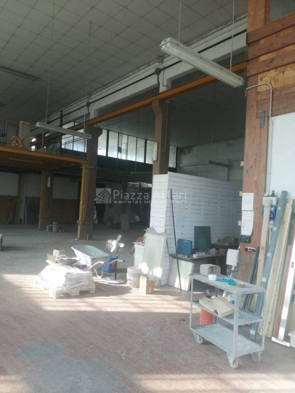 negozio in vendita a Reggio nell'Emilia in zona Ospizio