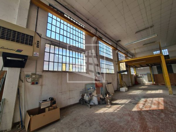 negozio in vendita a Reggio nell'Emilia in zona Ospizio