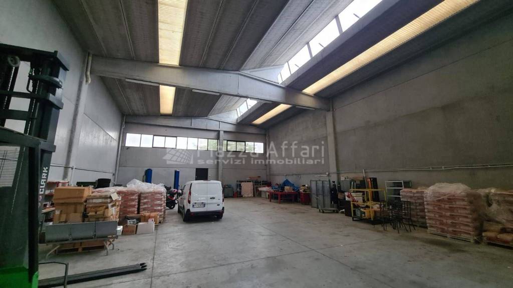 locale commerciale in vendita a Reggio nell'Emilia in zona Roncocesi