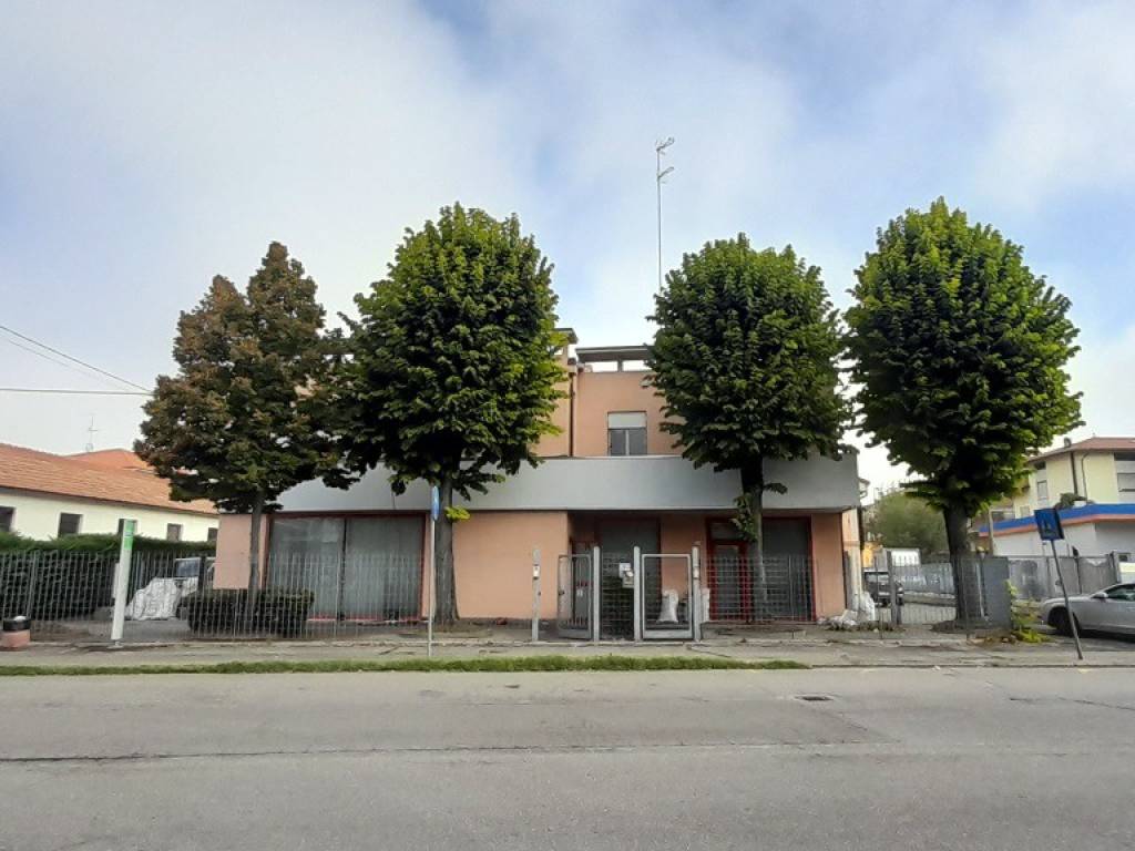 locale commerciale in vendita a Reggio nell'Emilia in zona Città Storica