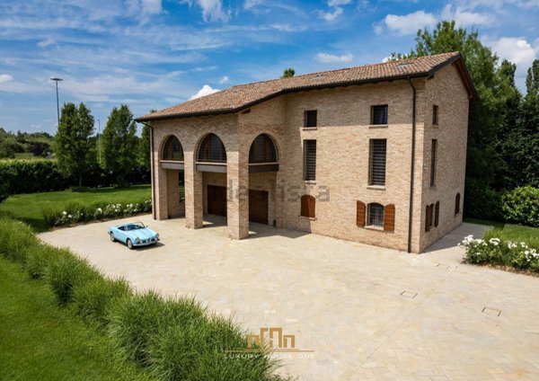 casa indipendente in vendita a Reggio nell'Emilia in zona Città Storica
