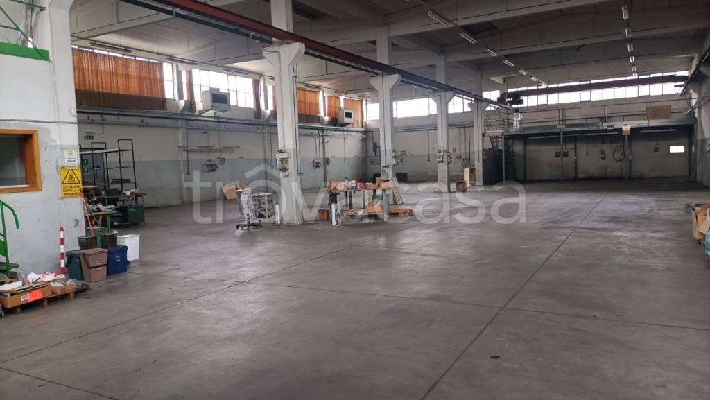 locale commerciale in vendita a Reggio nell'Emilia in zona Mancasale