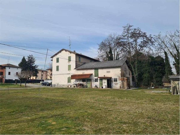casa indipendente in vendita a Reggio nell'Emilia in zona Gavassa