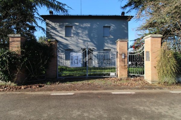 casa indipendente in vendita a Reggio nell'Emilia in zona Corticella
