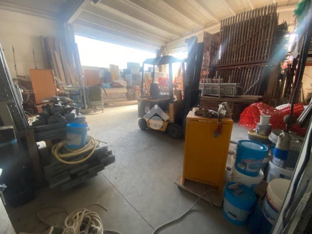 locale commerciale in vendita a Reggio nell'Emilia