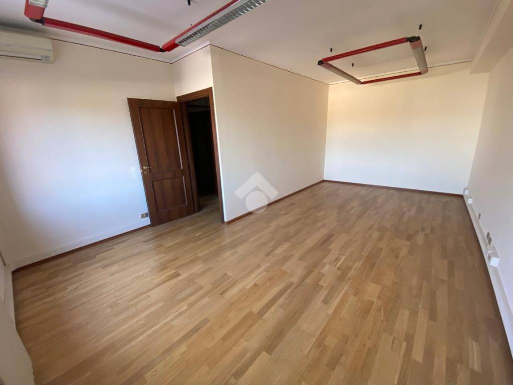 ufficio in vendita a Reggio nell'Emilia in zona Città Storica