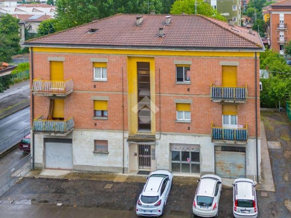 intera palazzina in vendita a Reggio nell'Emilia in zona Orologio