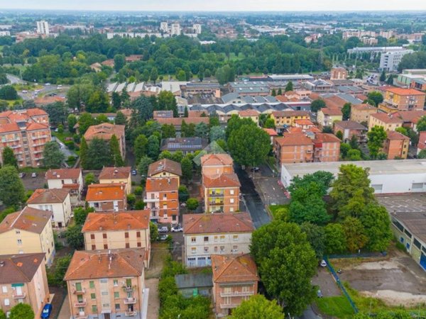 intera palazzina in vendita a Reggio nell'Emilia in zona Orologio