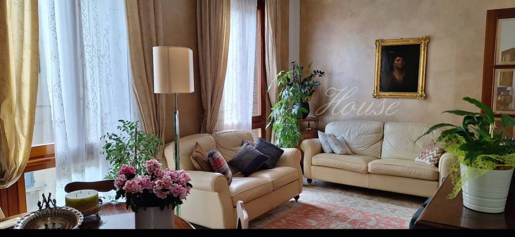 appartamento in vendita a Reggio nell'Emilia in zona Città Storica