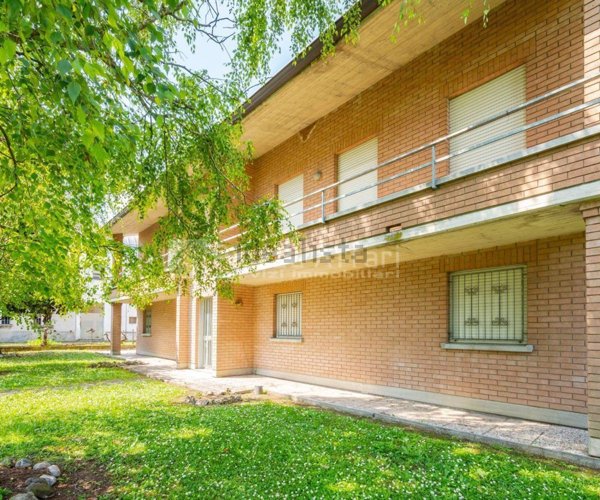 casa indipendente in vendita a Reggio nell'Emilia in zona Sesso