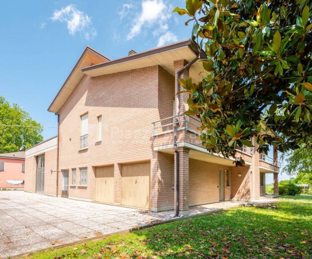 casa indipendente in vendita a Reggio nell'Emilia in zona Sesso
