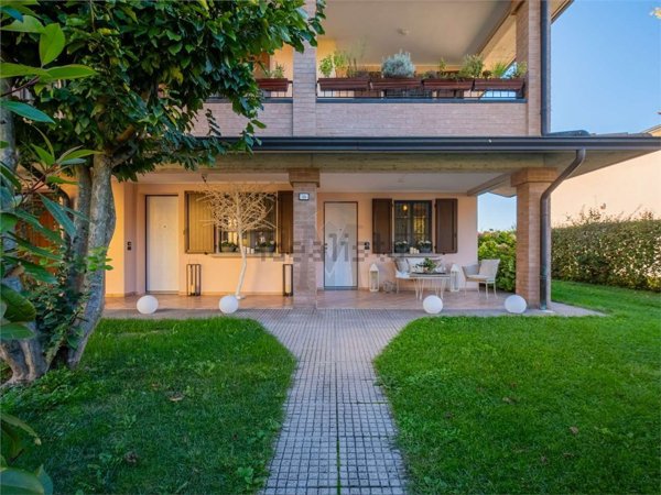 casa indipendente in vendita a Reggio nell'Emilia in zona Rivalta