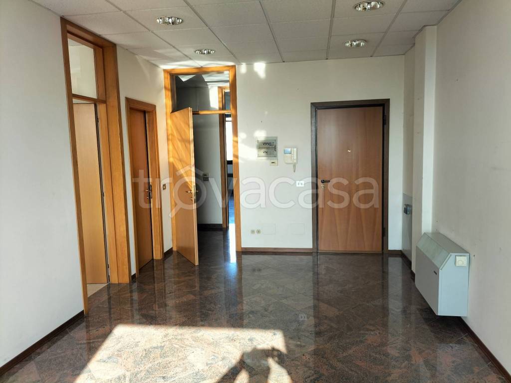 ufficio in vendita a Reggio nell'Emilia in zona Tribunale