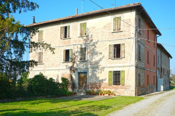 casa indipendente in vendita a Reggio nell'Emilia in zona Città Storica